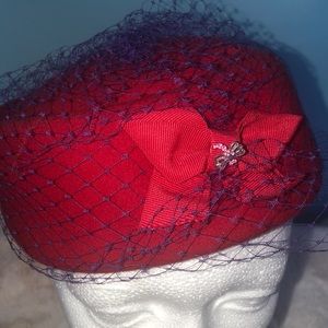 Vintage ladies 100% wool pillbox hat with netting